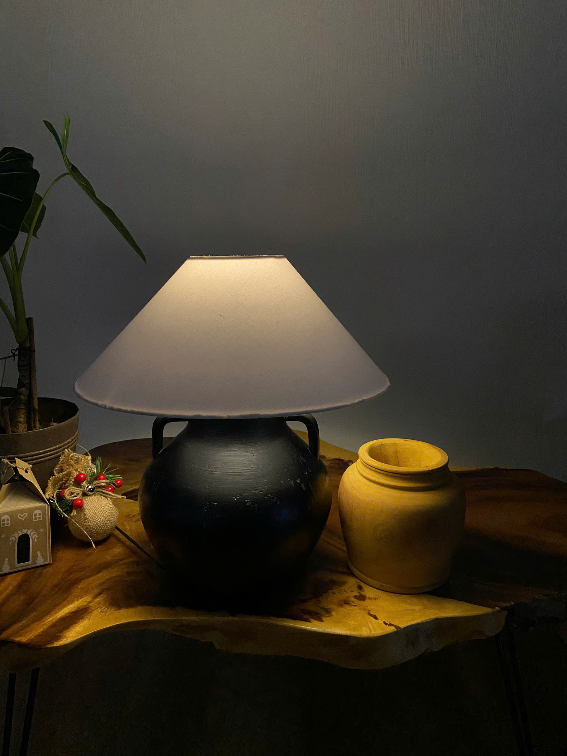 Đèn Bàn Gỗ Darkwood Amphora DT-0021 | An Lights