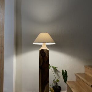 Đèn sàn gỗ muồng Deep Grain Pillar DS-0050 thân trụ vuông vân nâu đậm và chao linen kem